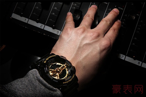 卡西欧手表 G-SHOCK 魔金双显 男士运动手表 GA-110GB-1A佩戴图